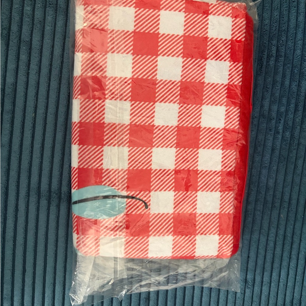 Disneyland Toontown Mickey and Minnie The Perfect Picnic Blanket - New - Picture 2 of 4